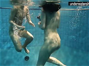 2 cool amateurs showing their bods off under water